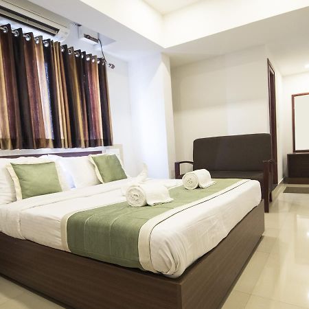 Oyo 18604 Puthens Capitol Inn Kochi Exteriör bild