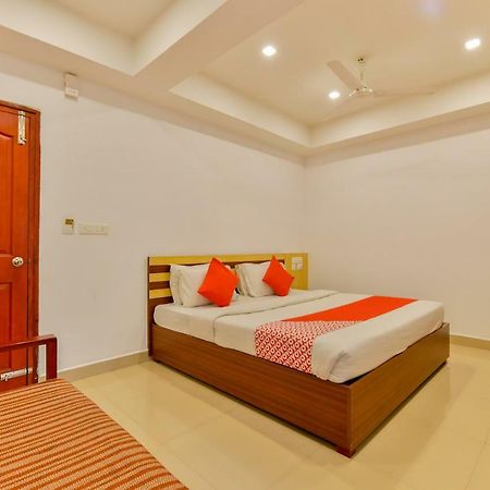Oyo 18604 Puthens Capitol Inn Kochi Exteriör bild
