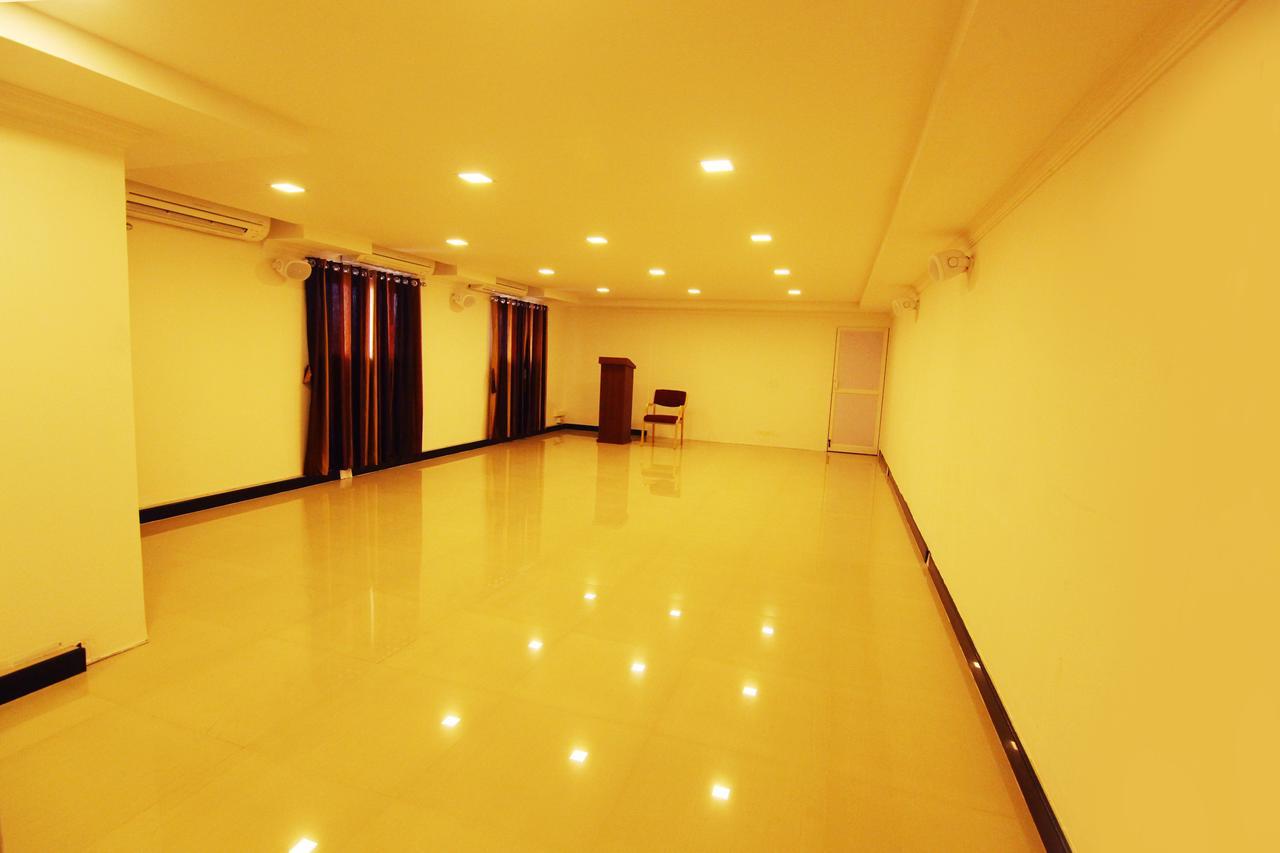 Oyo 18604 Puthens Capitol Inn Kochi Exteriör bild