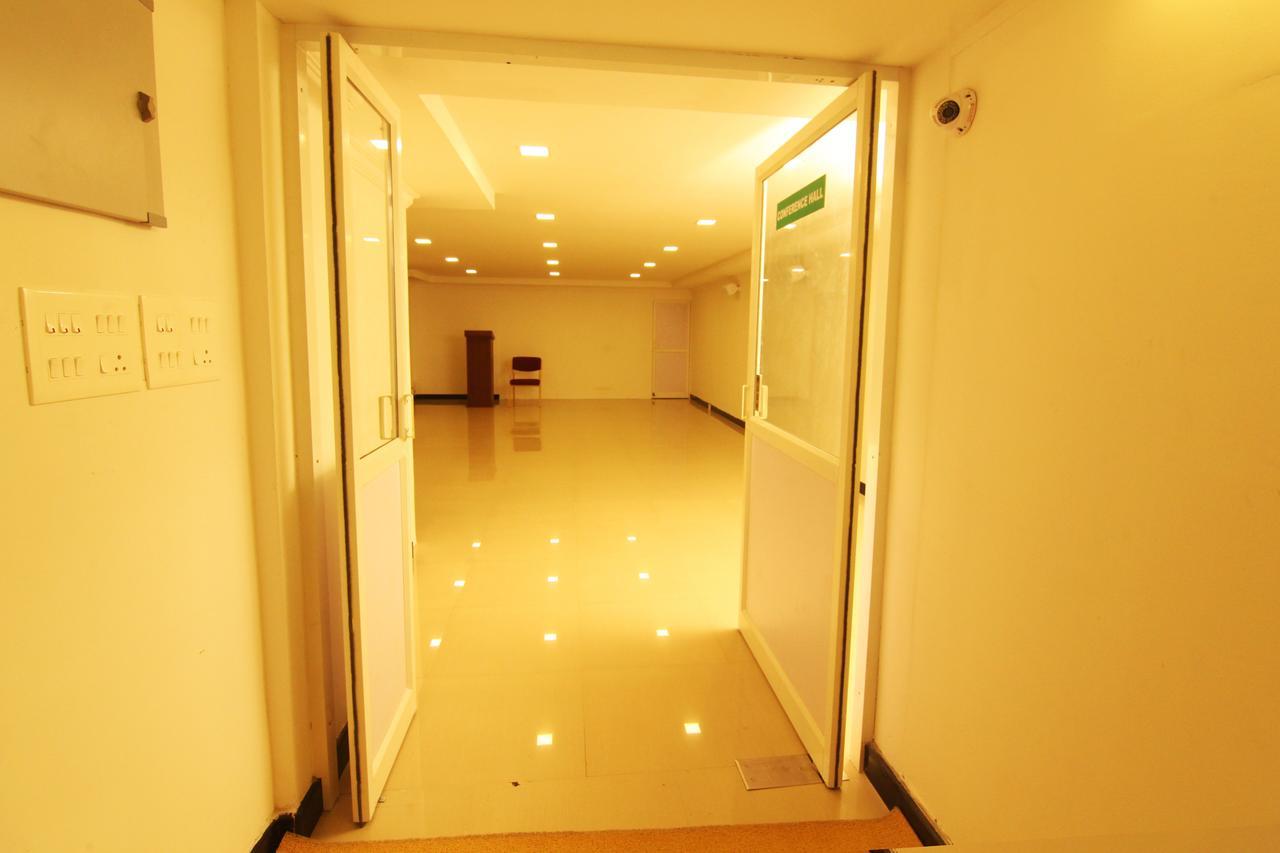 Oyo 18604 Puthens Capitol Inn Kochi Exteriör bild