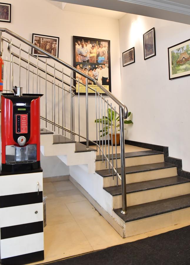 Oyo 18604 Puthens Capitol Inn Kochi Exteriör bild