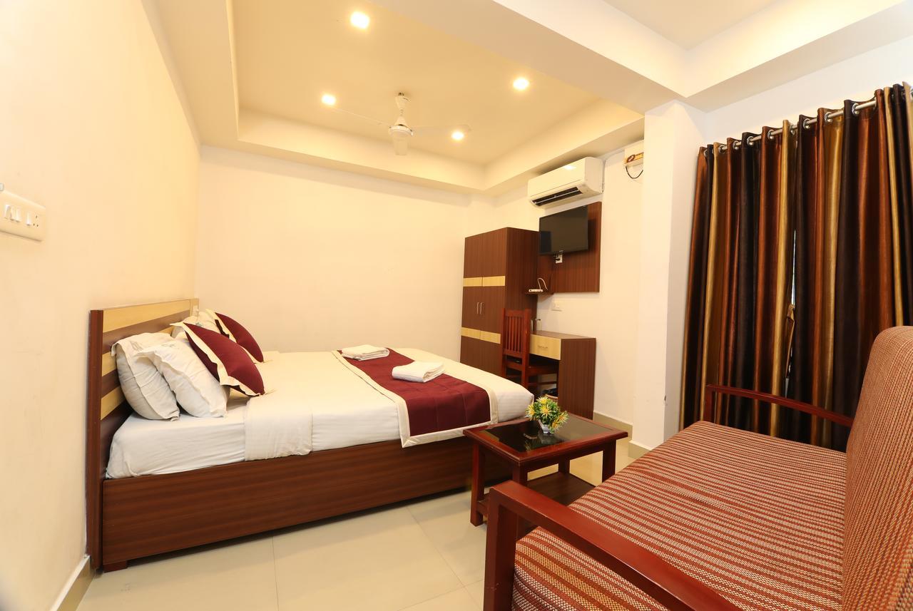 Oyo 18604 Puthens Capitol Inn Kochi Exteriör bild