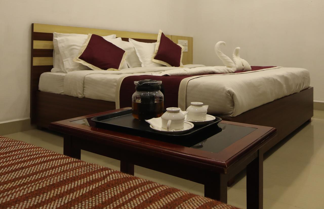 Oyo 18604 Puthens Capitol Inn Kochi Exteriör bild