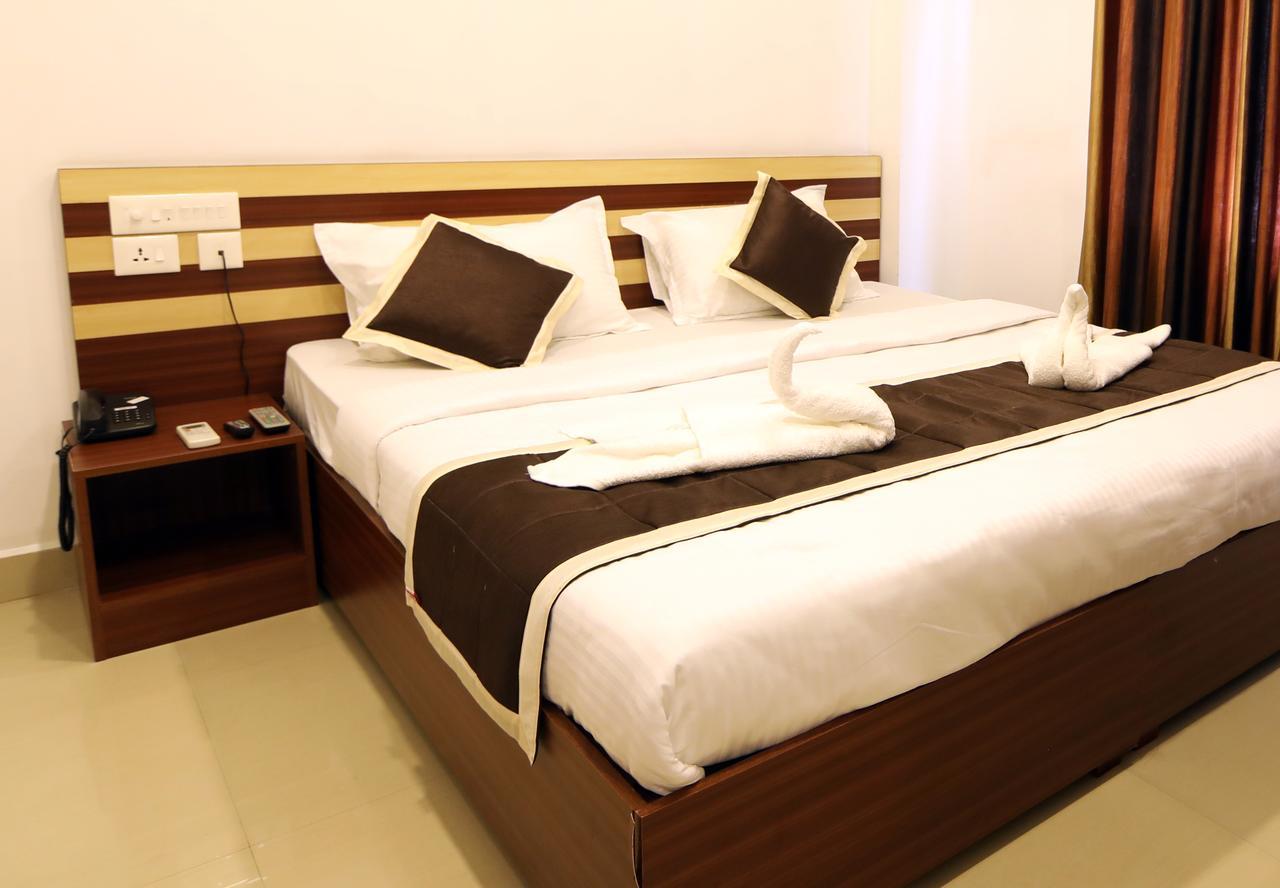 Oyo 18604 Puthens Capitol Inn Kochi Exteriör bild