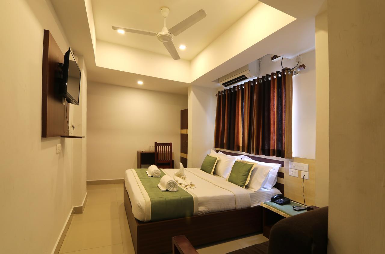 Oyo 18604 Puthens Capitol Inn Kochi Exteriör bild
