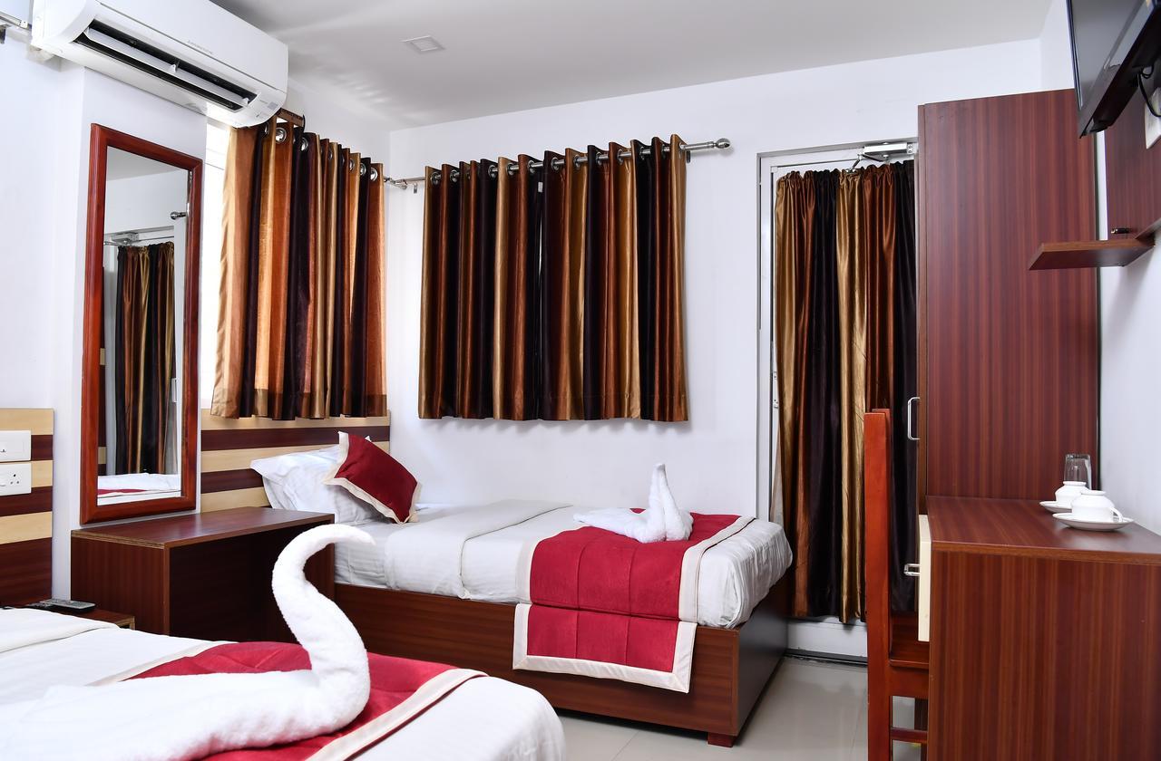 Oyo 18604 Puthens Capitol Inn Kochi Exteriör bild
