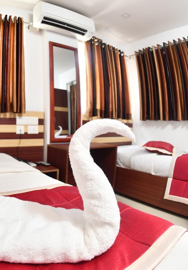 Oyo 18604 Puthens Capitol Inn Kochi Exteriör bild