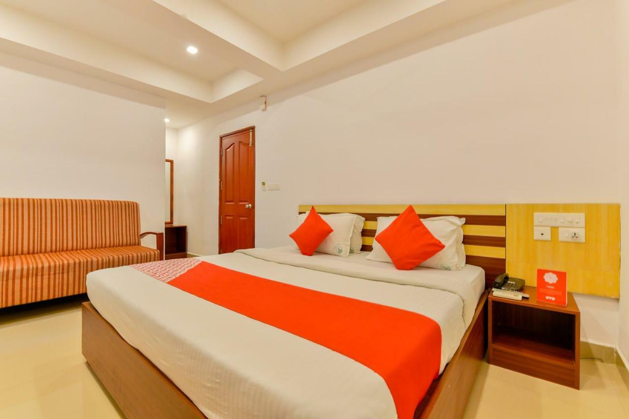 Oyo 18604 Puthens Capitol Inn Kochi Exteriör bild